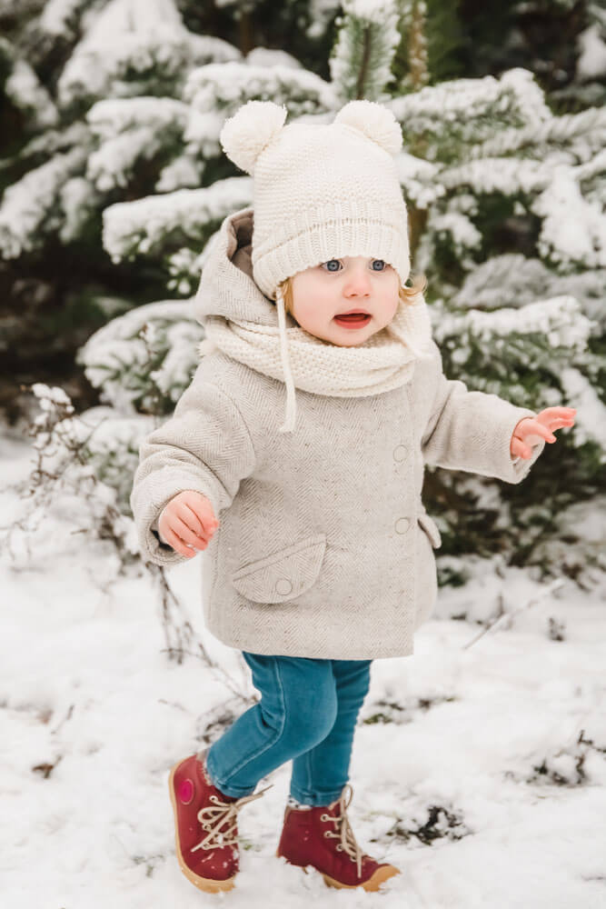 Kleinkind im Schnee beim Fotoshooting in Rostock