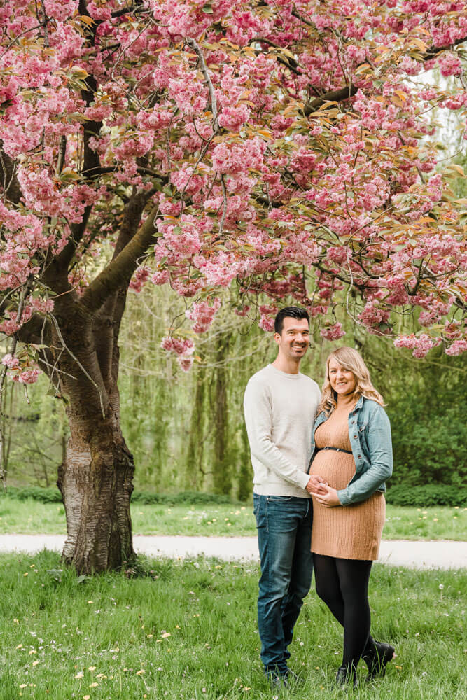 Schwangerschafts-Fotoshooting zur Kirschblüte mit Fotograf aus Rostock