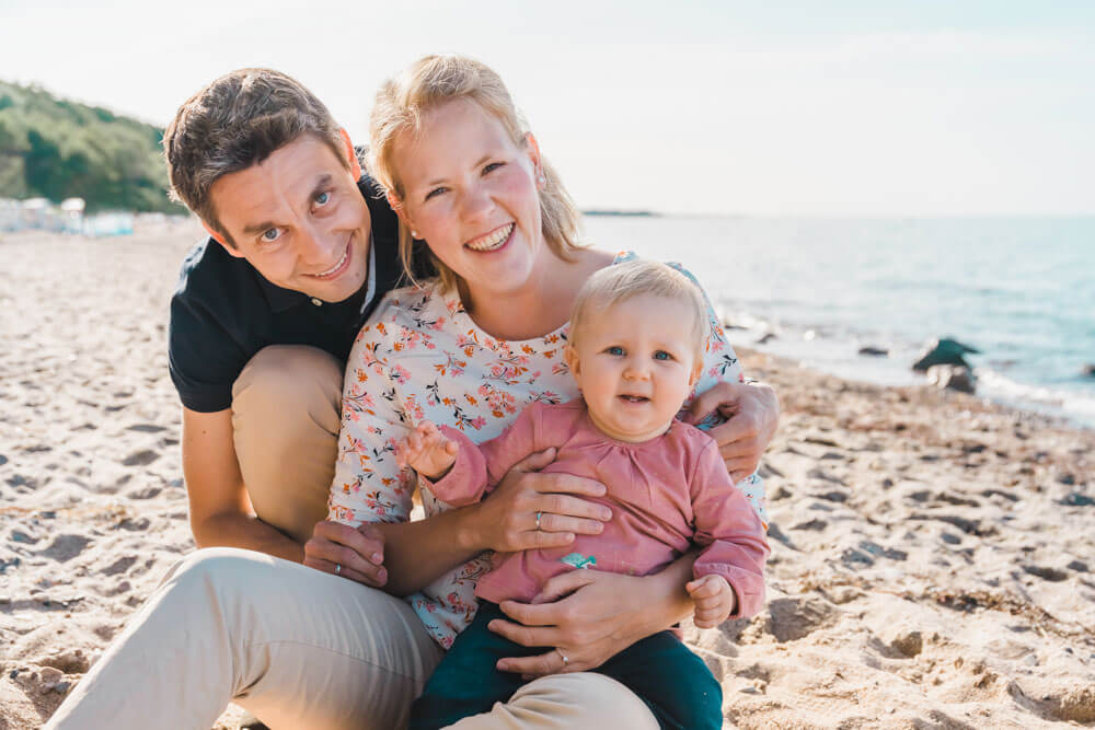 Fotoshooting am Strand von Heiligendamm mit Familienfotografin aus Rostock