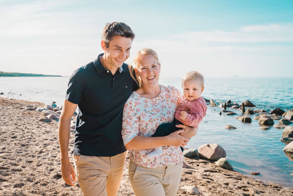 Familienfotos im ersten Urlaub am Strand von Heiligendamm