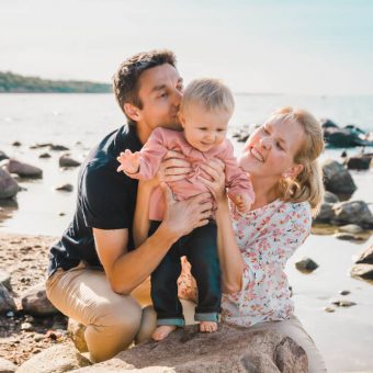 Mama und Papa sind mit ihrer Tochter am Strand von Heiligendamm beim Fotoshooting