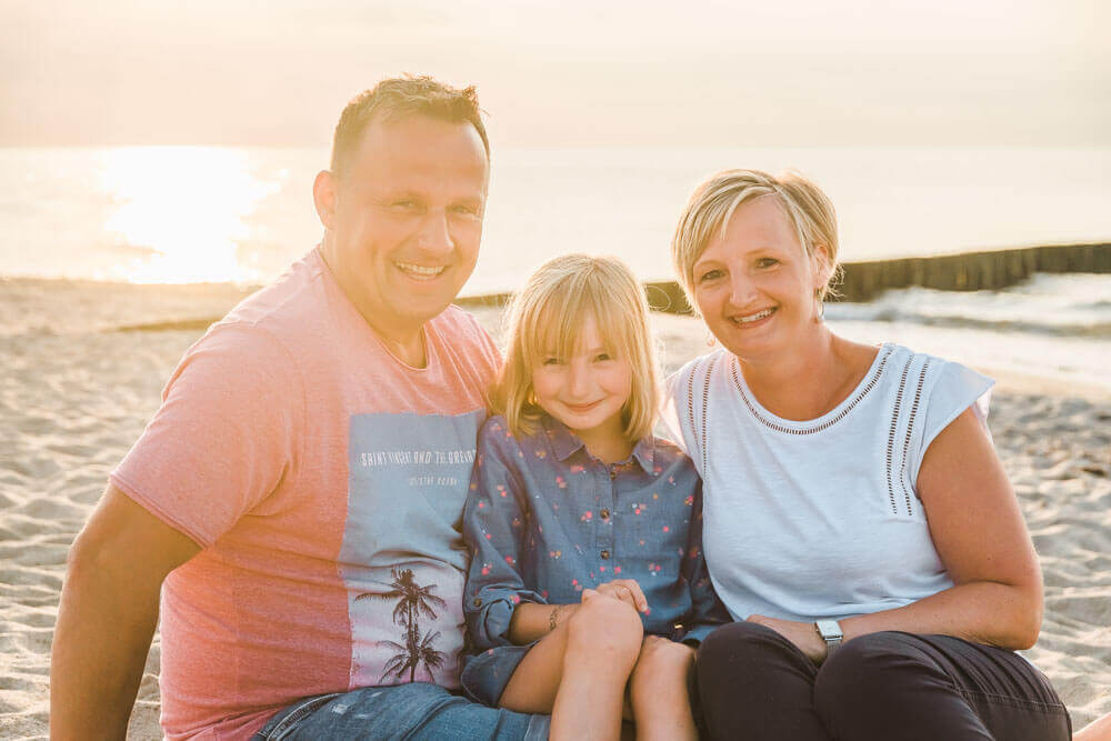 Familien-Fotoshooting am Strand von Graal-Müritz mit Fotograf aus Rostock Warnemünde zum Sonnenuntergang