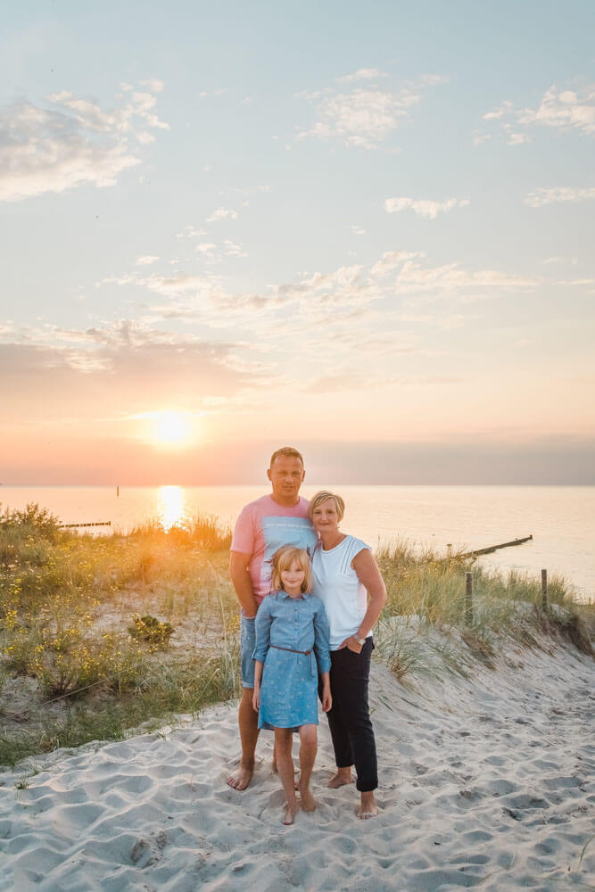 Familenfoto am Strandaufgang an der Ostsee zum Sonnenuntergang