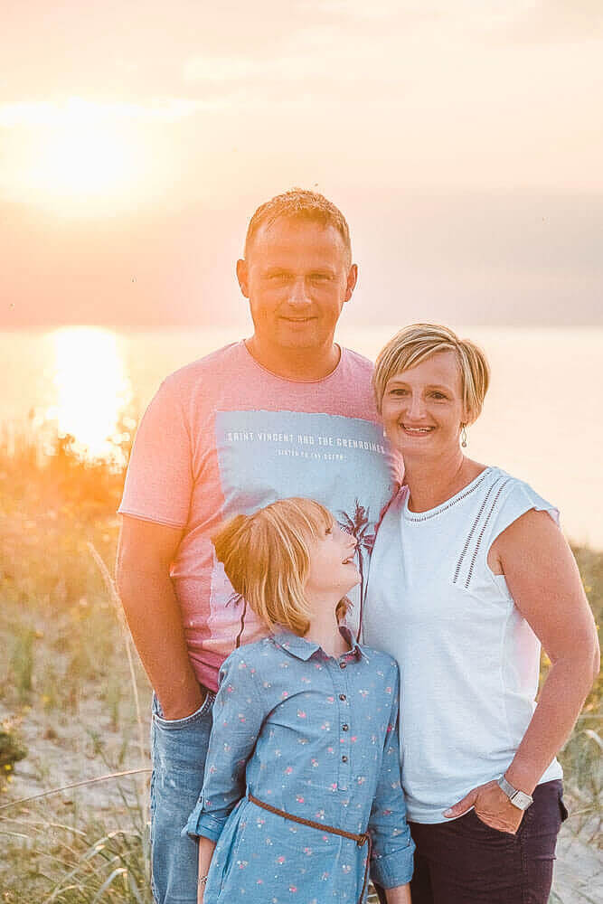 Fotoshooting mit Fotograf aus Warnemünde. Familienfoto zum Sonnenuntergang am Strand.