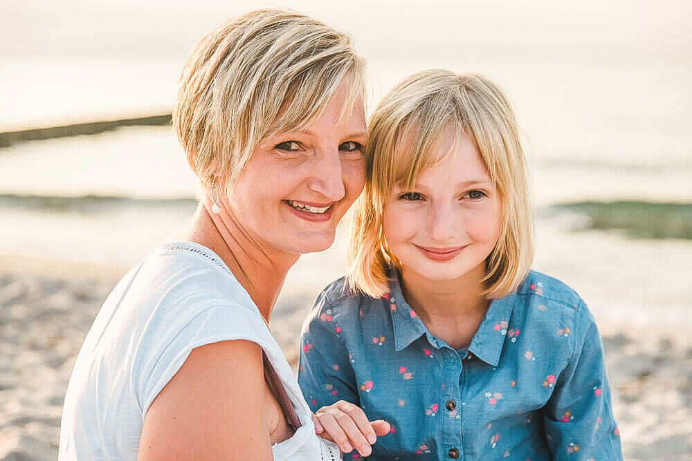 Portraitfoto von Mama mit ihrer Tochter am Strand von Graal-Müritz