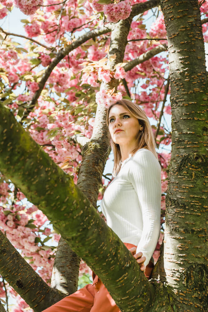 Fotoshooting mit Fotograf aus Rostock zur Kirschblüte mit junger Frau