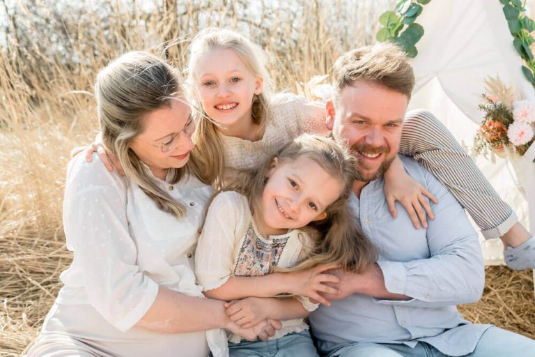 Lebendiges Familienportrait im Feld - Familienfotos & Babybauchfotos in Rostock