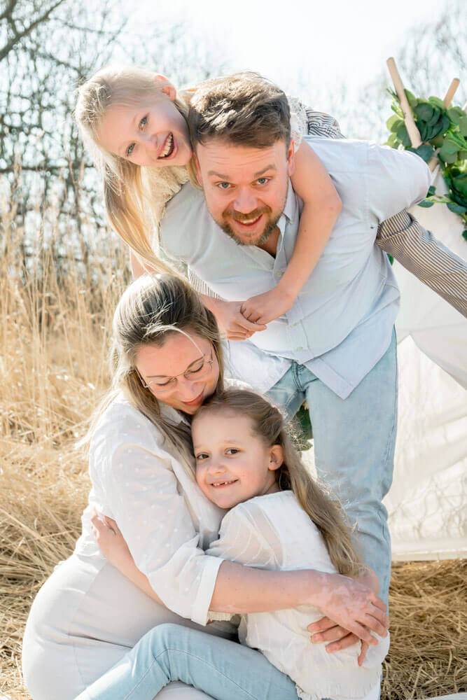 Kuschelnde Familie beim Fotoshooting - Familienfotos & Babybauchfotos in Rostock