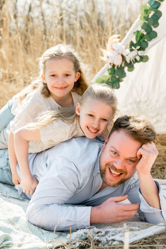 Papa und seine Kinder beim Fotoshooting - Familienfotos & Babybauchfotos in Rostock