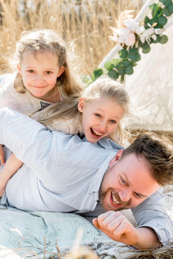 Fotoshooting mit Papa uns seinen Töchtern - Familienfotos & Babybauchfotos in Rostock