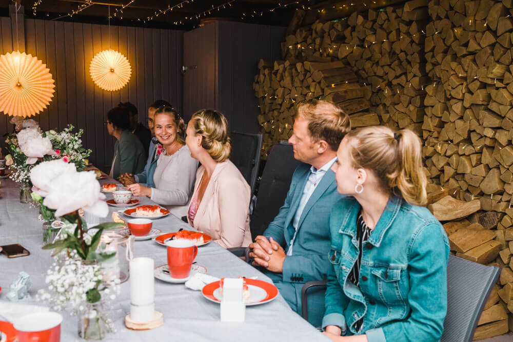Die Hochzeitsgäste essen Hochzeitstorte - Hochzeitsfeier in Zingst an der Ostsee