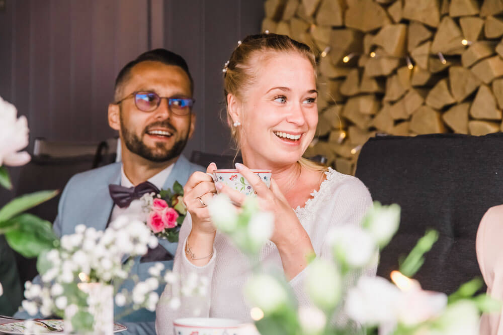 Das Brautpaar während dem Kaffeetrinken - Hochzeitsfeier in Zingst an der Ostsee