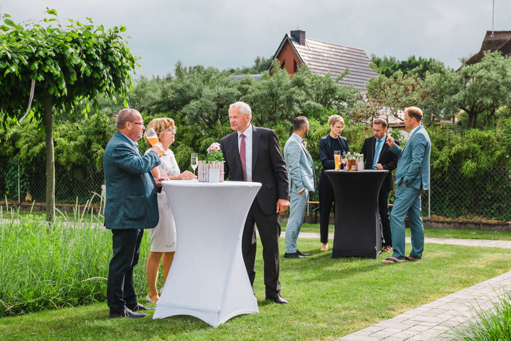 Bei der Gartenhochzeit gibt es die Drinks unter freiem Himmel. Hochzeitsreportage. Hochzeitsfeier in Zingst an der Ostsee
