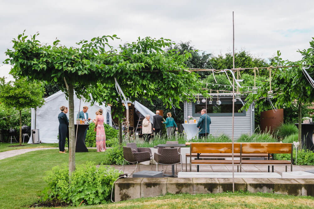 Gartenhochzeit in einem Ferienhaus. Hochzeitsfeier in Zingst an der Ostsee