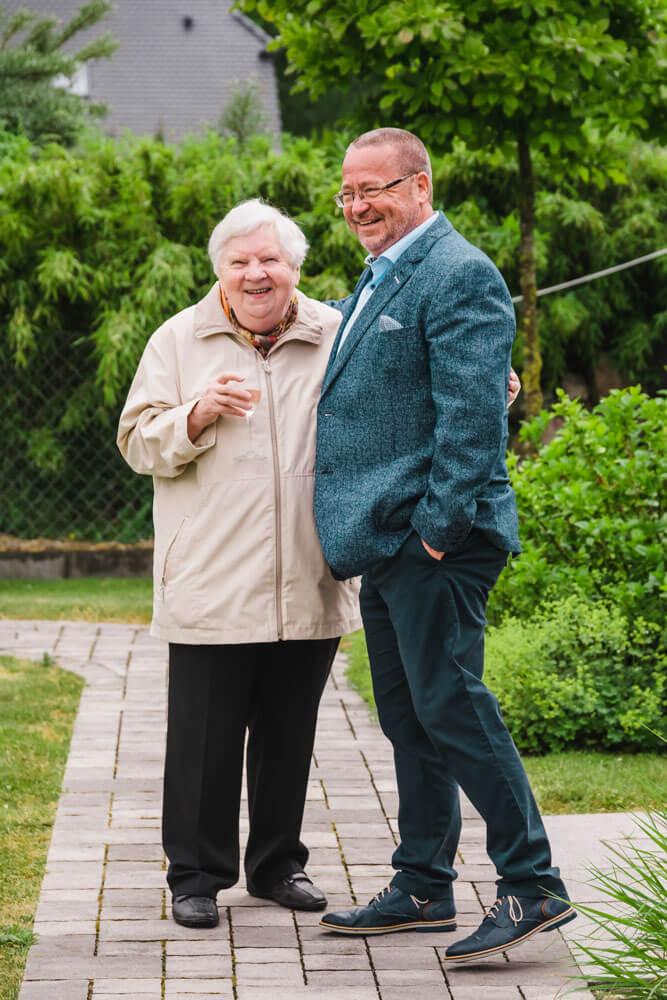 Oma und Braut-Vater während der Hochzeitsreportage. Hochzeitsfeier in Zingst an der Ostsee
