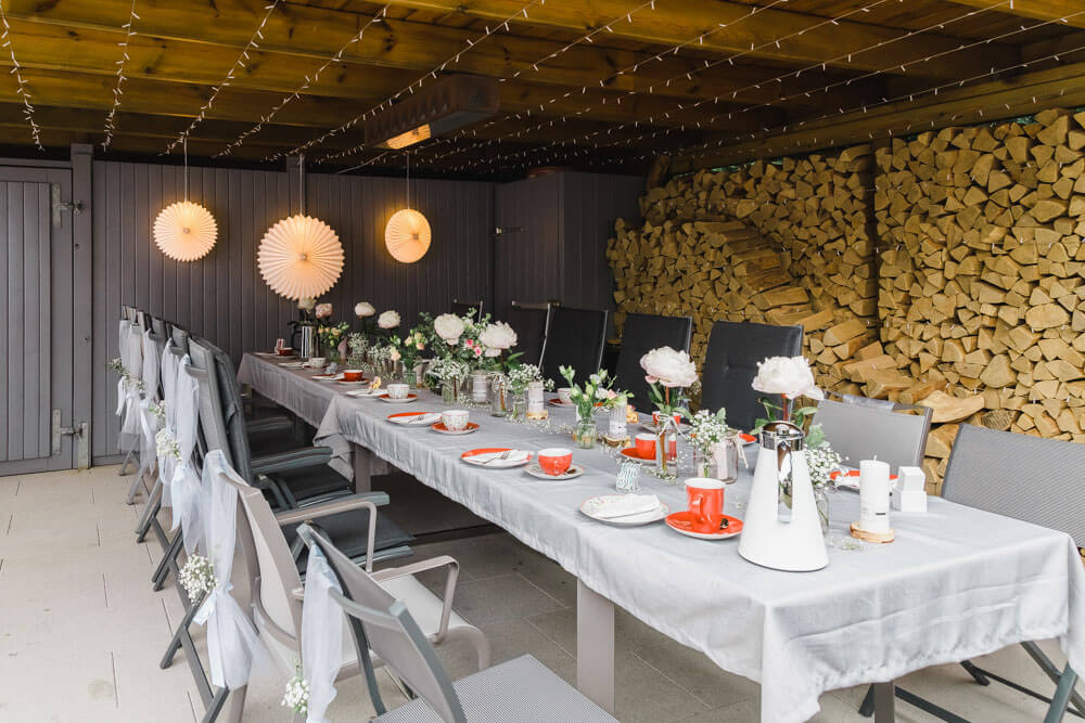 Der gedeckte Tisch zum Kaffeetrinken und Hochzeitstorte essen ist hübsch dekoriert. Hochzeitsreportage in Zingst an der Ostsee.