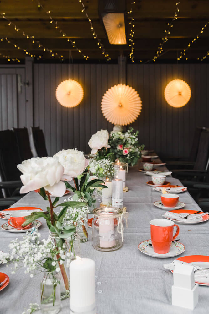 Der gedeckte Tisch zum Kaffeetrinken und Hochzeitstorte essen ist hübsch dekoriert. Hochzeitsreportage in Zingst an der Ostsee.