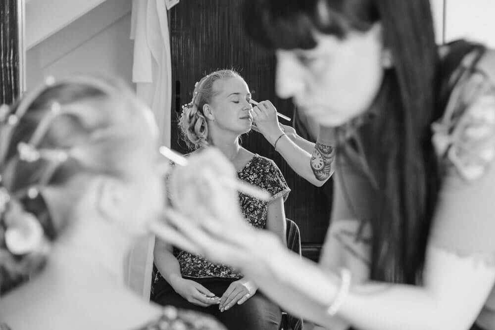 Getting Ready der Braut in einem Ferienhaus in Zingst auf dem Darss an der Ostsee. Die Braut bekommt ihr Make-Up-Styling.