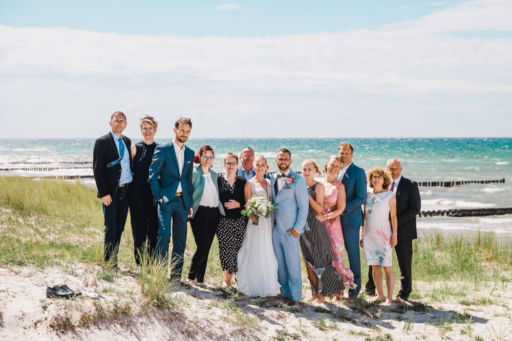 Gruppenfoto zur Hochzeit am Strand von Ahrenshoop in den Dünen. Hochzeitsfotograf an der Ostsee (Markgrafenheide, Graal-Müritz, Dierhagen, Ahrenshoop, Wustrow, Prerow, Zingst).