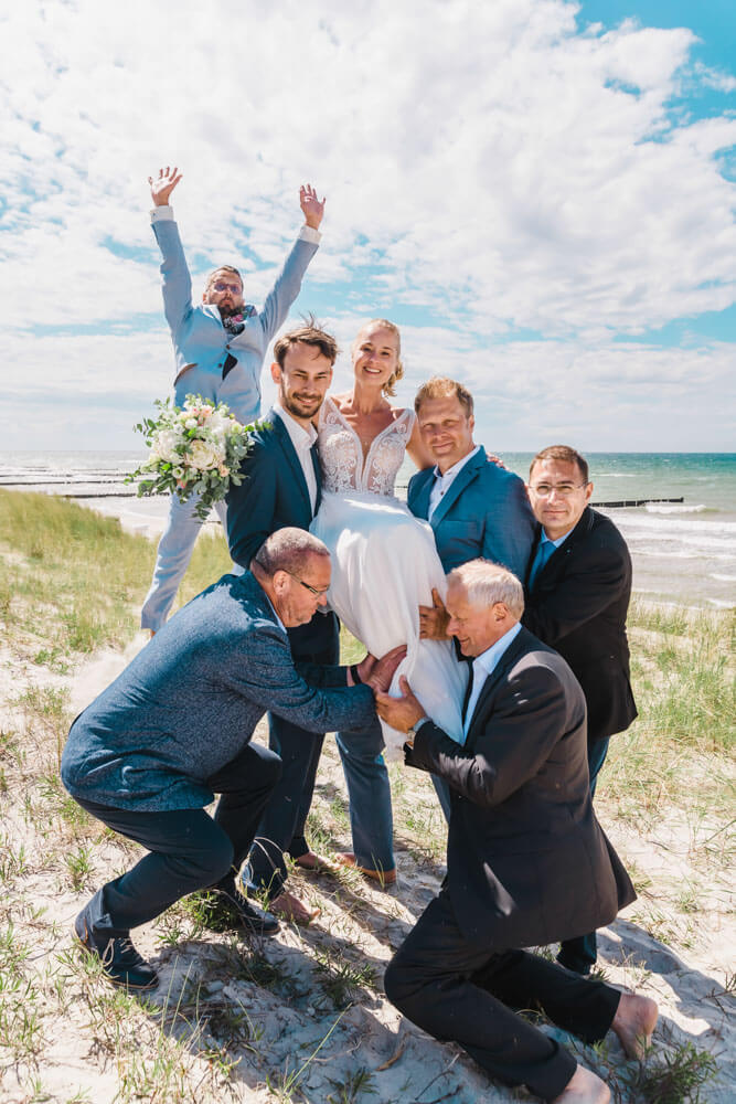 Photo bomb. Gruppenfoto zur Hochzeit am Strand von Ahrenshoop in den Dünen. Hochzeitsfotograf an der Ostsee (Markgrafenheide, Graal-Müritz, Dierhagen, Ahrenshoop, Wustrow, Prerow, Zingst).