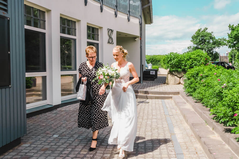 Die Braut trifft ein. Standesamtliche Trauung an der Ostsee im Hotel "Künstlerquartier Seezeichen" in Ahrenshoop auf dem Darss. Authentische Hochzeitsreportage vom Hochzeitsfotograf.
