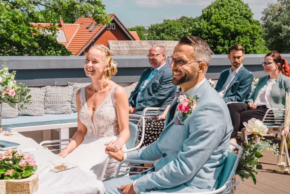 Standesamtliche Trauung an der Ostsee im Hotel "Künstlerquartier Seezeichen" in Ahrenshoop auf dem Darss. Authentische Hochzeitsreportage vom Hochzeitsfotograf.