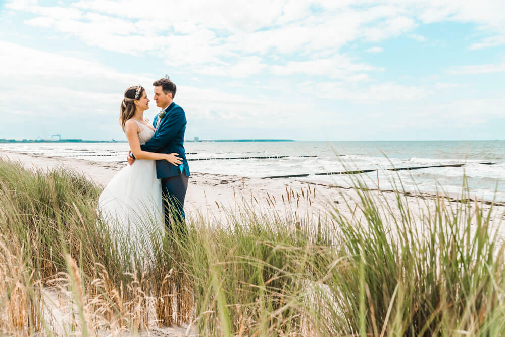 Hochzeitsfoto in den Dünen von Markgrafenheide mit Blick auf die Ostsee.