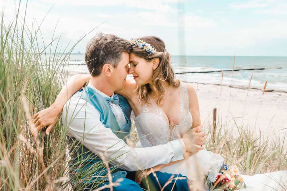 Fotoshooting mit dem Brautpaar zur Hochzeit am Strand von Markgrafenheide in den Dünen.