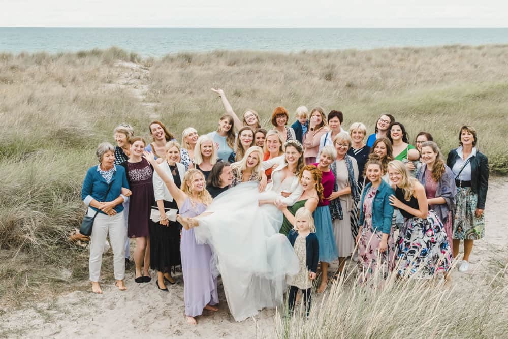 Gruppenfoto von der Braut mit ihren Mädels und Strandkulisse in Markgrafenheide von Hochzeitsfotografin beim Strandrestaurant "Blaue Boje".