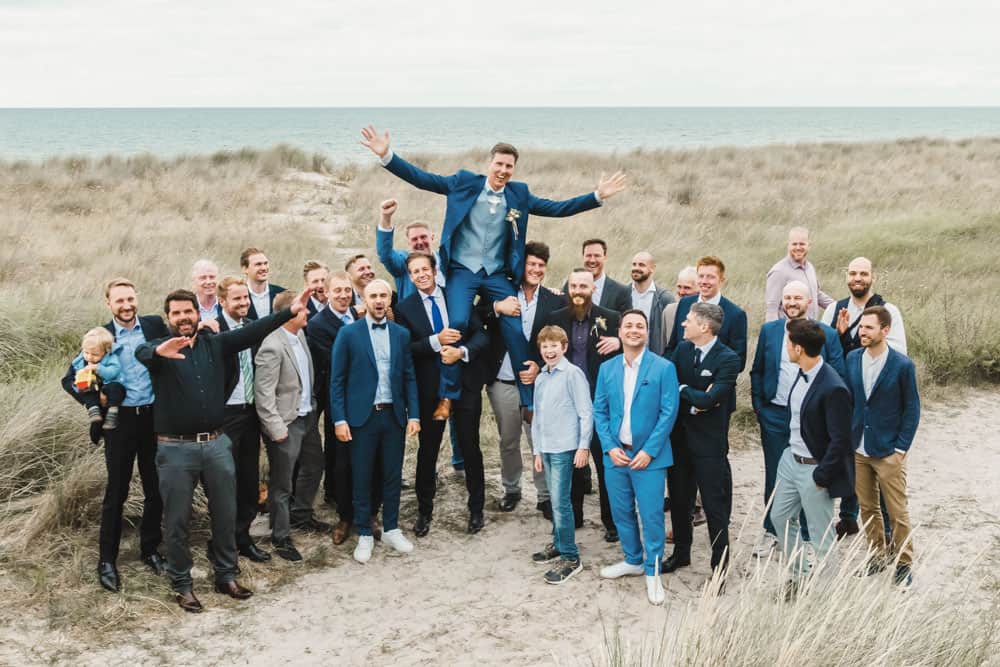 Gruppenfoto von Hochzeitsfotograf in Markgrafenheide beim Strandrestaurant "Blaue Boje".