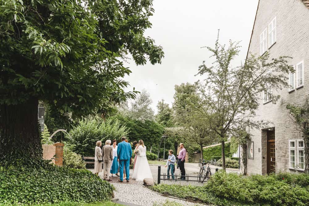 Momentaufnahme von der wartenden Hochzeitsgesellschaft vor der Hochzeit im Bernsteinmuseum Ribnitz-Damgarten.