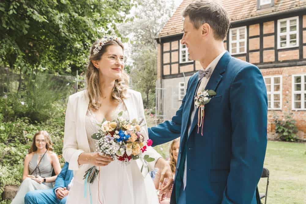 Brautpaar gibt sich das Ja-Wort im Klostergarten von Ribnitz-Damgarten.