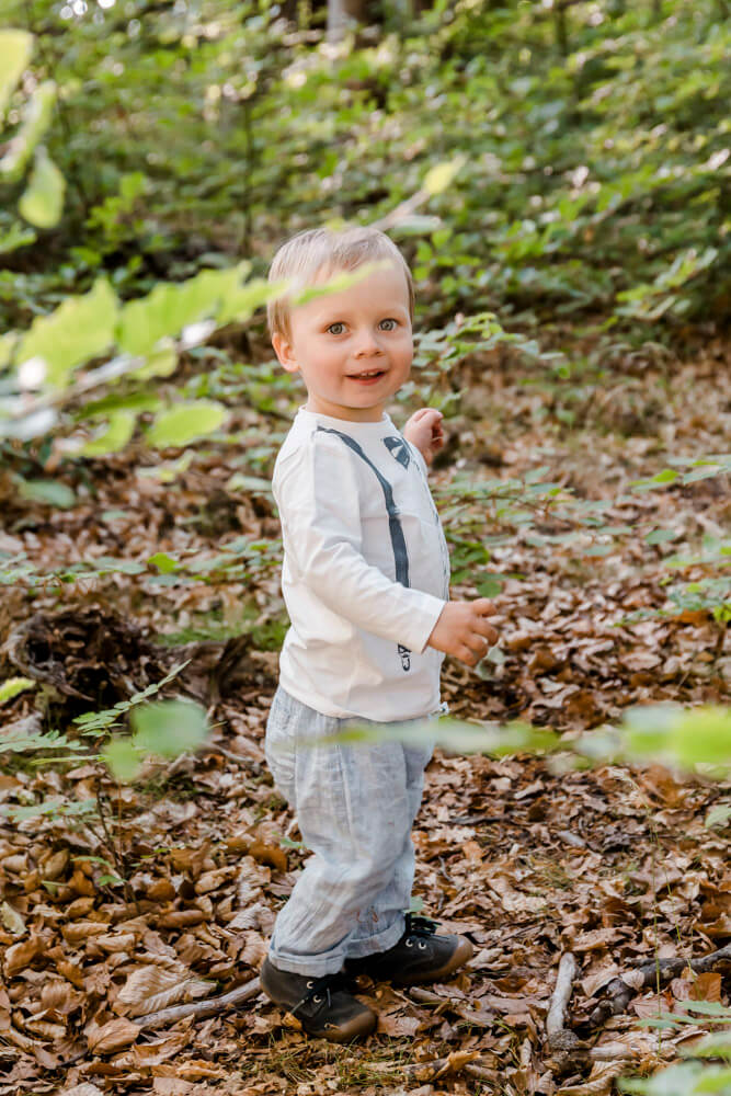 Kinderportrait im Wald von Fotografin aus der Nähe von Graal-Müritz.