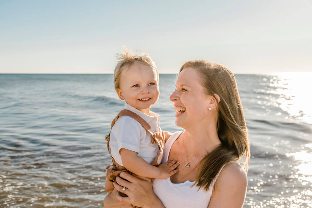 Mama und 2-jähriger Sohn beim Familien-Fotoshooting am Meer der Ostsee auf dem Fischland-Darss.