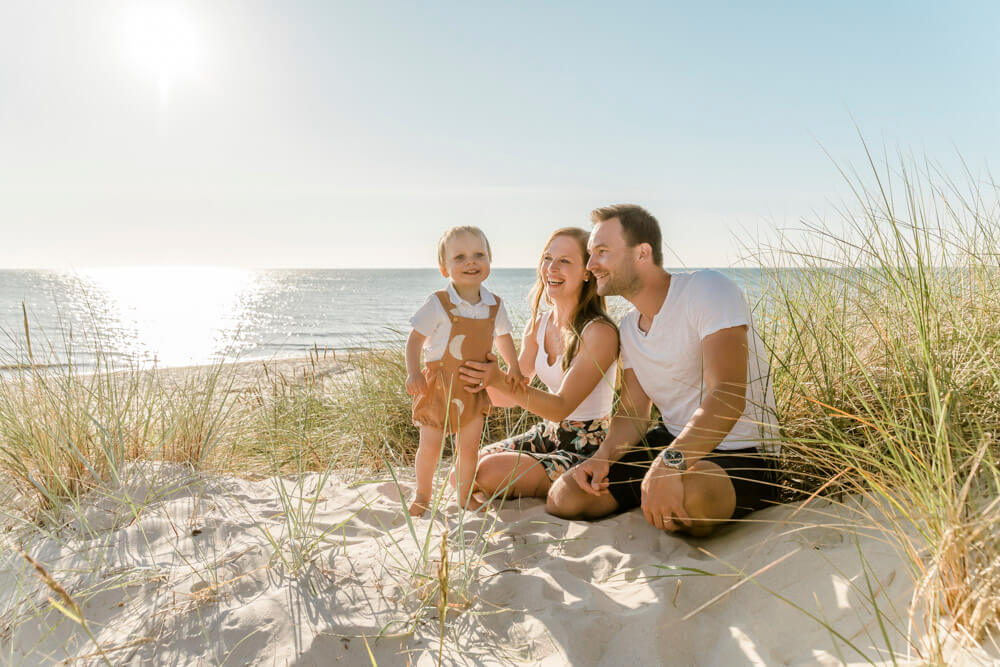 Eine perfekte Kulisse am zwischen Dünen und Strand für Familienfotos bietet der abgelegene Weststrand von Prerow auf dem Darß.