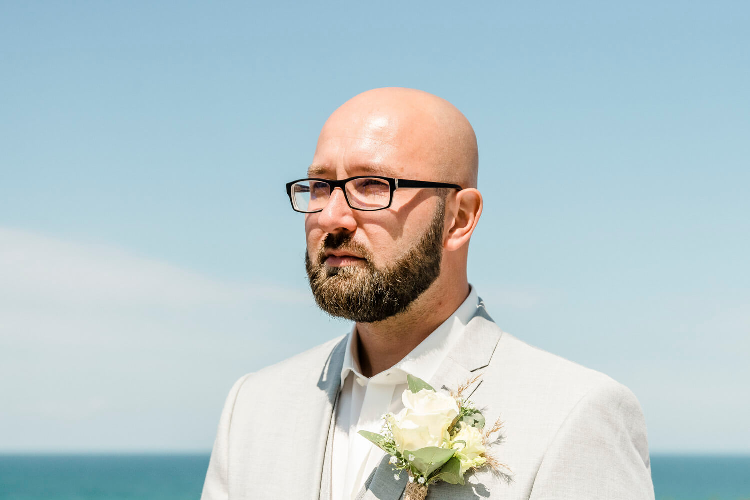 Emotionen beim Bräutigam zur standesamtlichen Trauung an der Ostsee