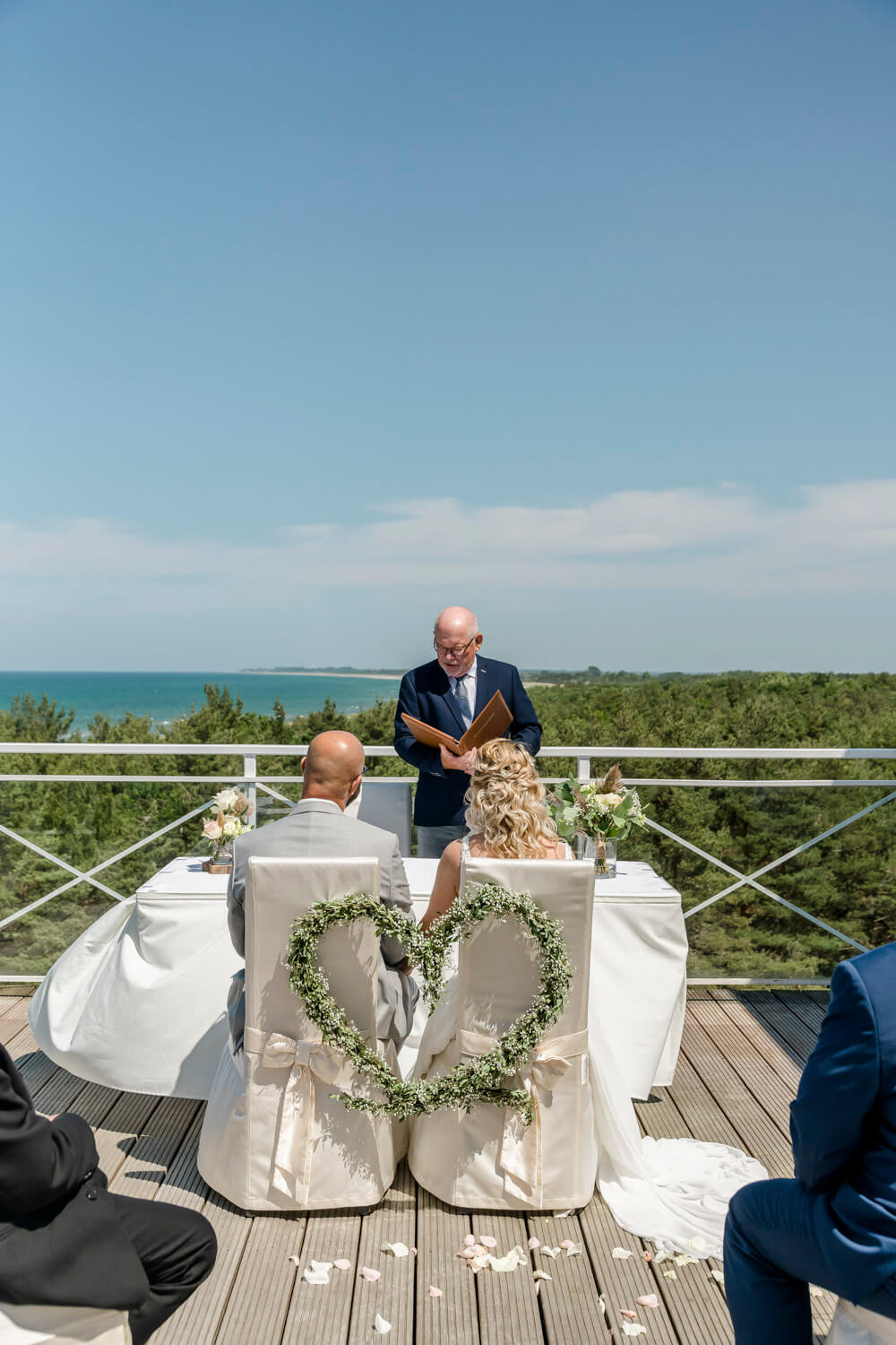 Beeindruckender Ausblick auf die Weite der Ostsee während der Eheschließung in Dierhagen. Heiraten in Mecklenburg-Vor