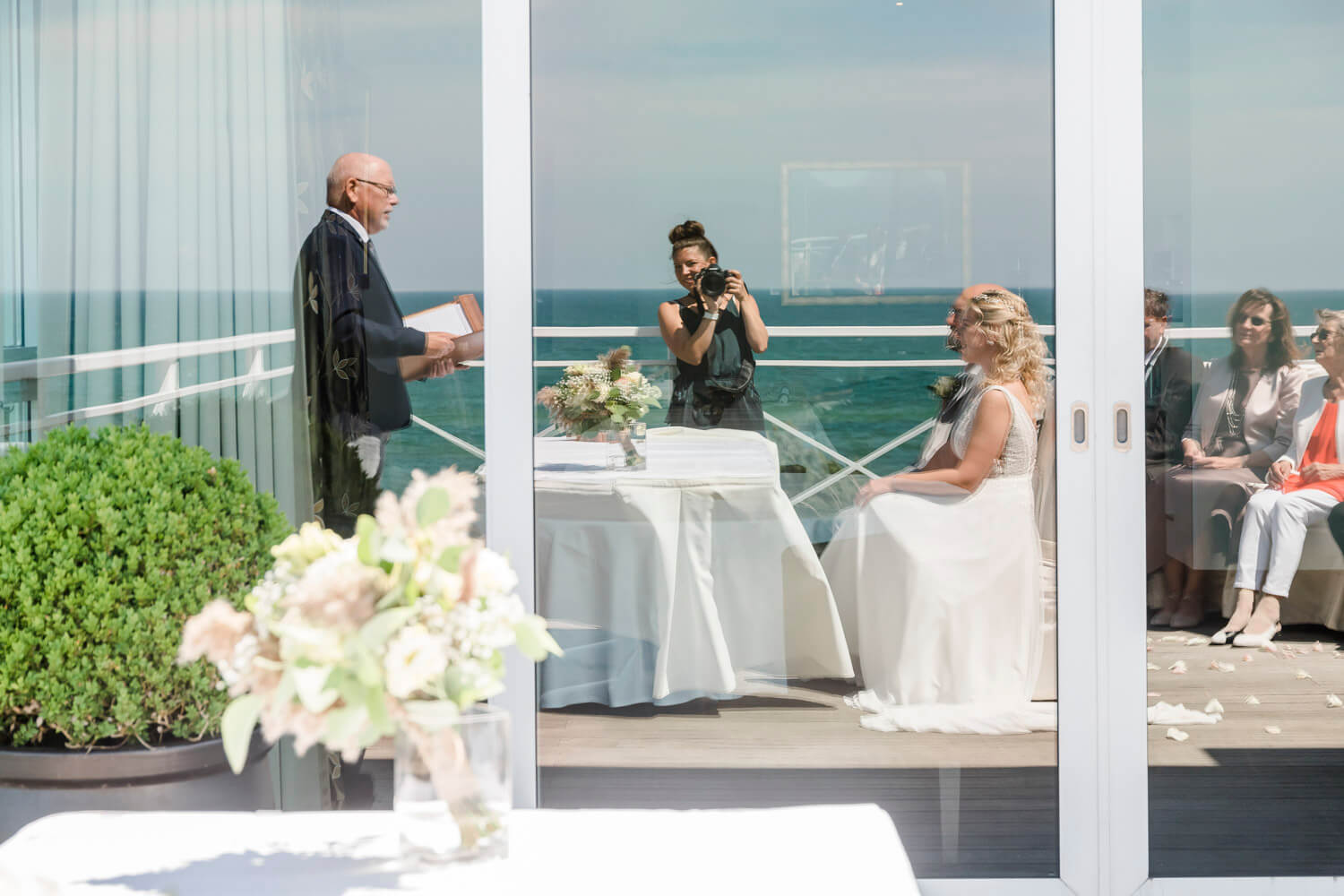 Spiegelung im "Hotel Fischland" auf der Dachterrasse zur standesamtlichen Trauung mit Blick auf die Fotografin und das Meer.