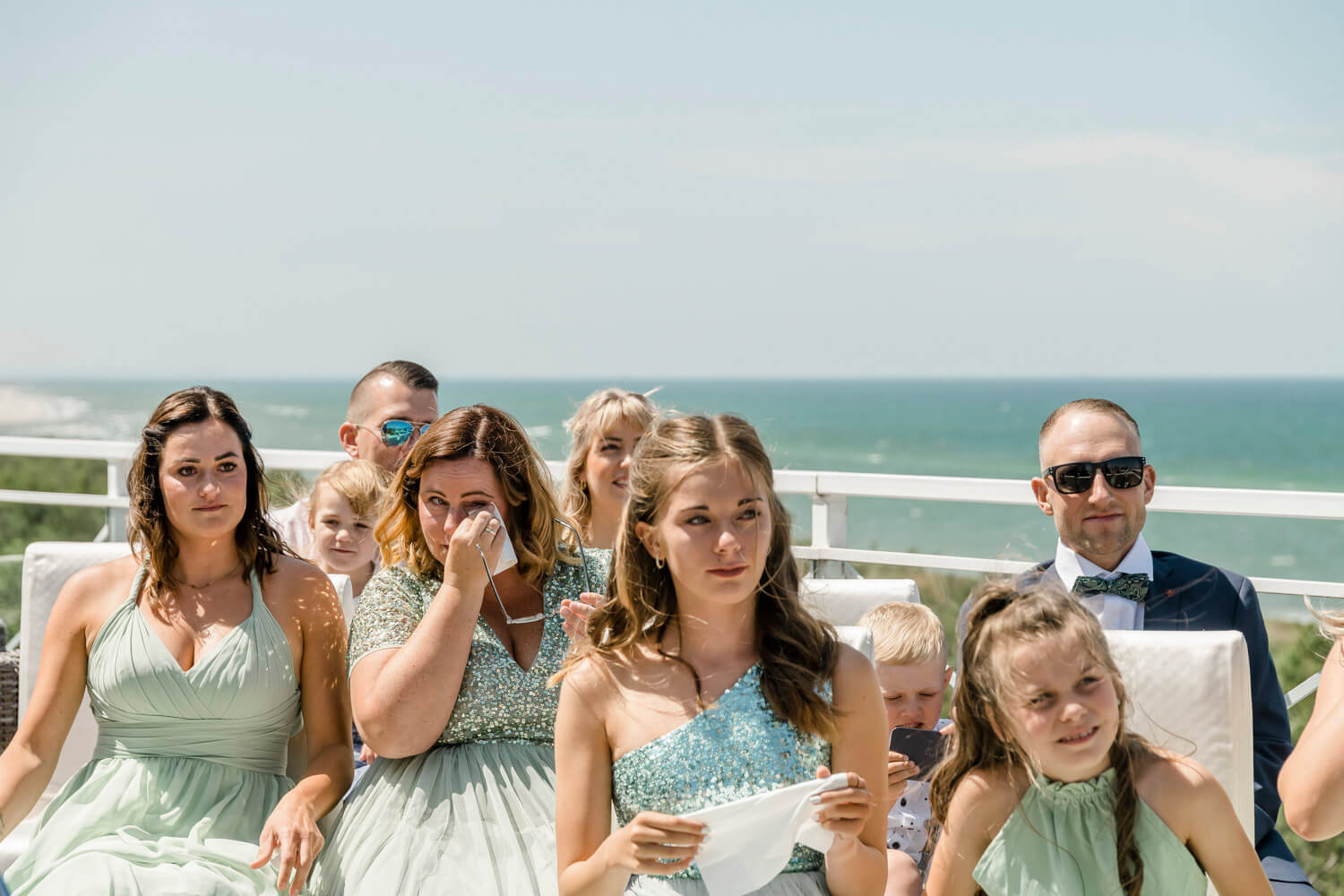 Freudentränen bei der Hochzeit von den Hochzeitsgästen. Im Hintergrund ist die Ostsee zu sehen. Heiraten in MV.