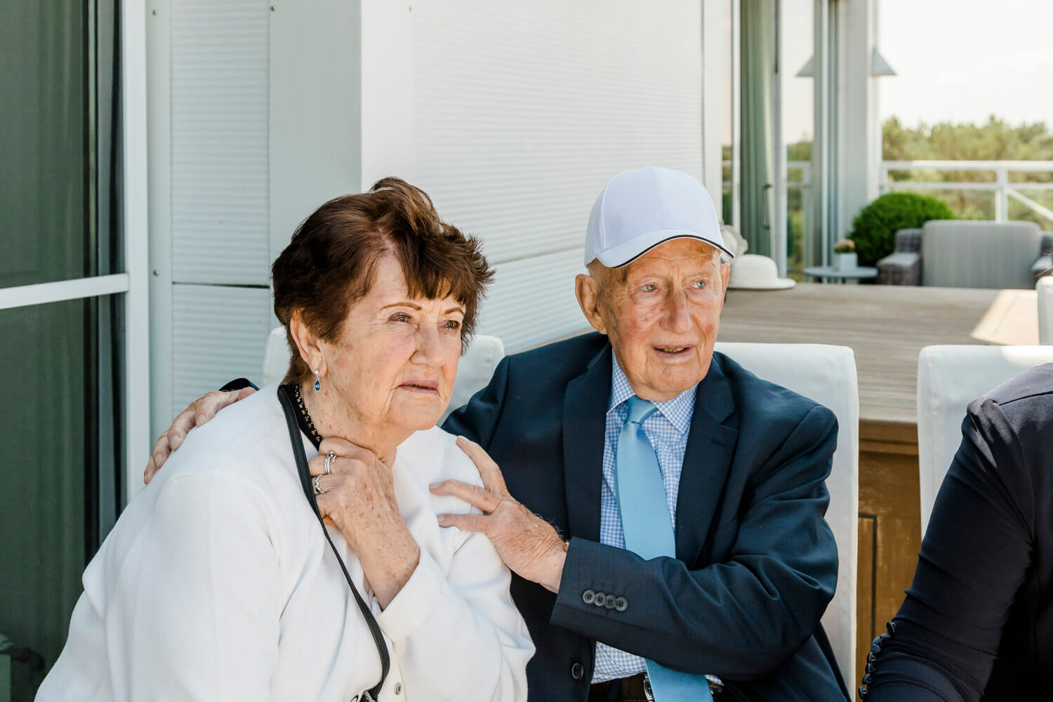 Hochzeitsreportage. Hochzeitsgäste während der Trauung. Oma und Opa sind ganz gerührt.