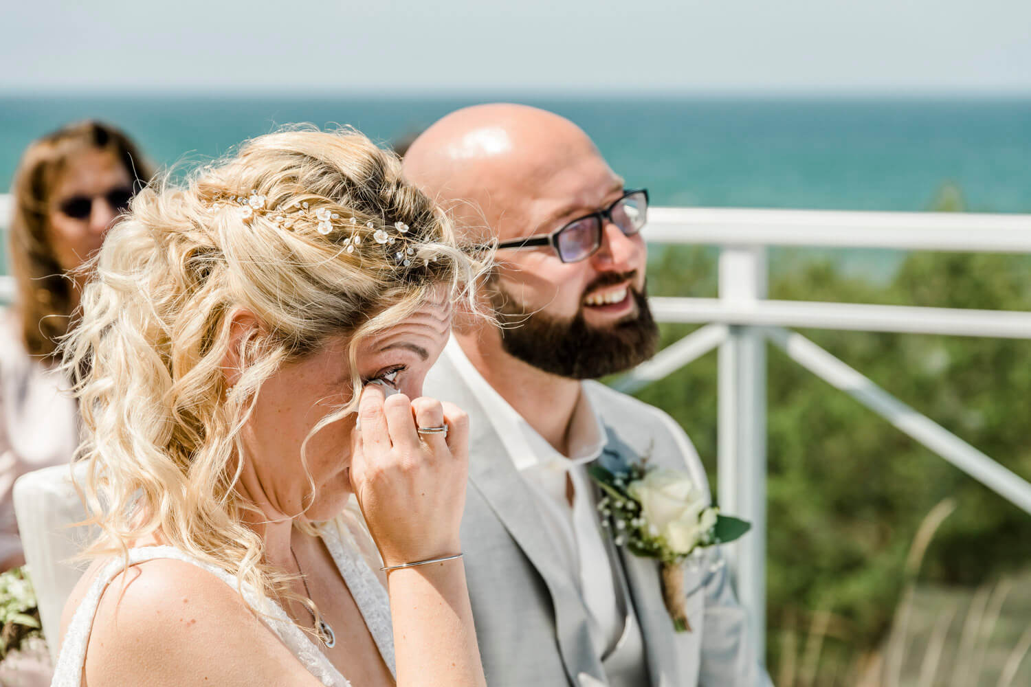 Die Braut hat Freudentränen. Hochzeitsfotos auf dem Fischland-Darss von Hochzeitsfotografin.
