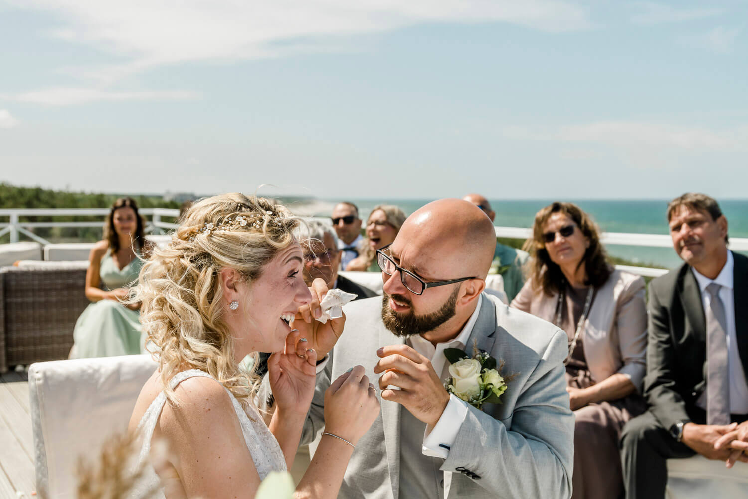 Emotionale Gesten während der Trauung. Eine wunderschöne Hochzeitslocation mit Blick auf die Ostsee.