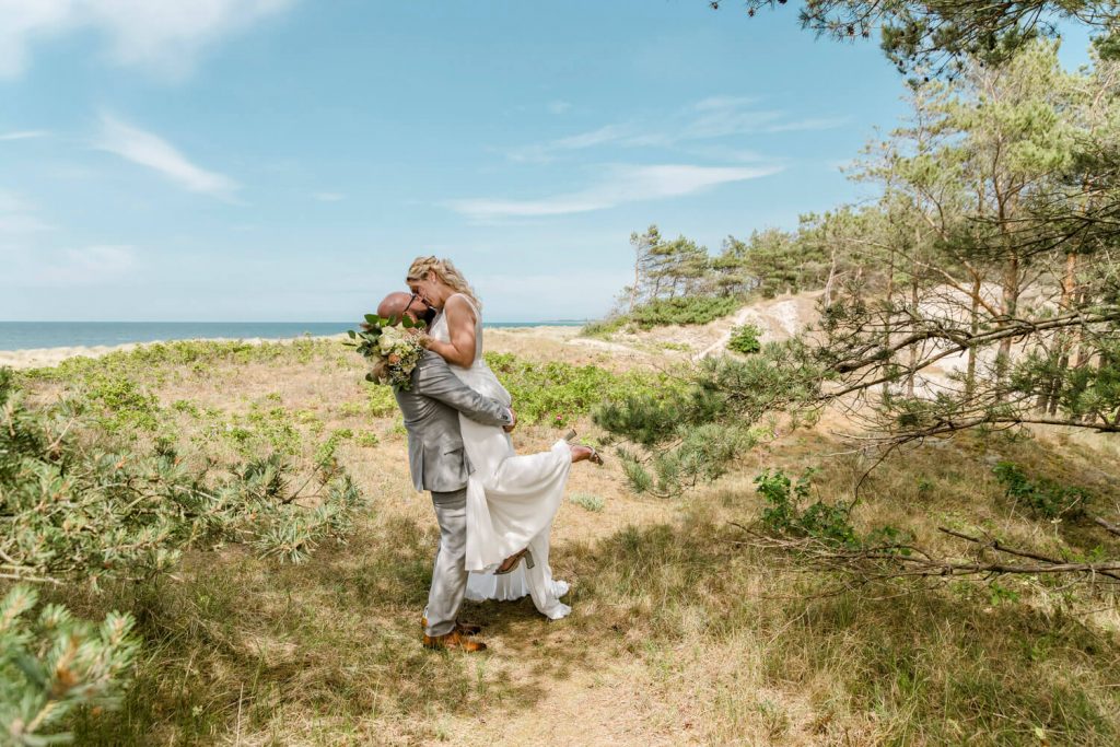 Hochzeitsfoto in den Dünen am Strand von Dierhagen. Hochzeitsfotograf aus Ribnitz-Damgarten.