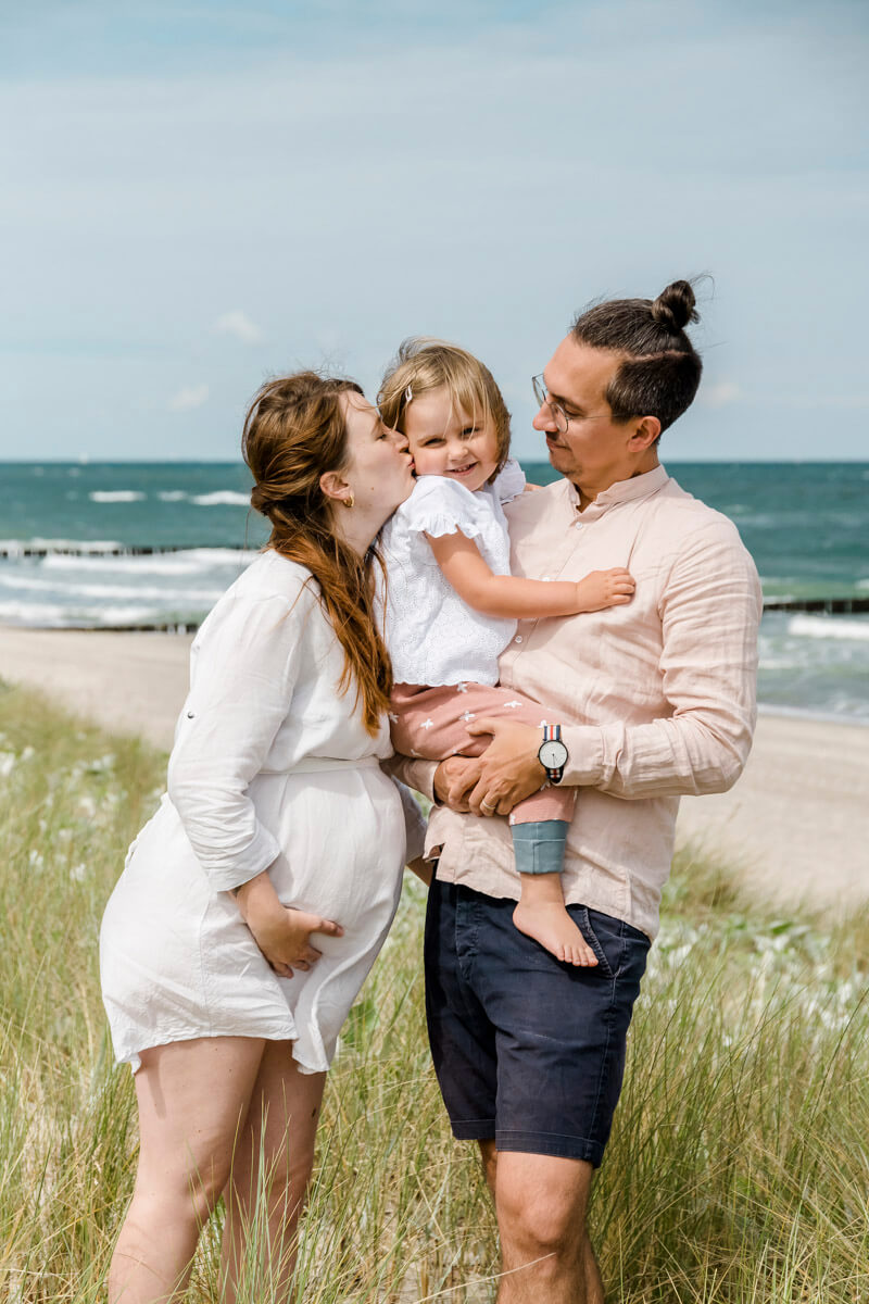 Babybauchfotos als Familie mit großer Schwester am Strand von Graal-Müritz an der Ostsee