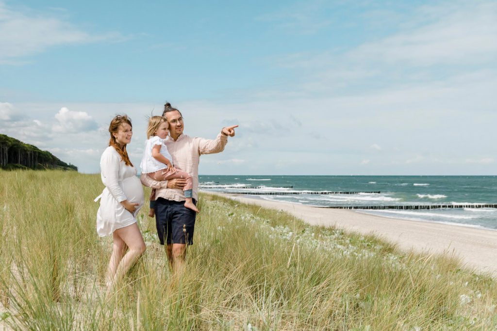 Familie steht in den Dünen am Ostseestrand von Graal-Müritz in der Nähe von Ribnitz-Damgarten beim Fotoshooting als Familie.