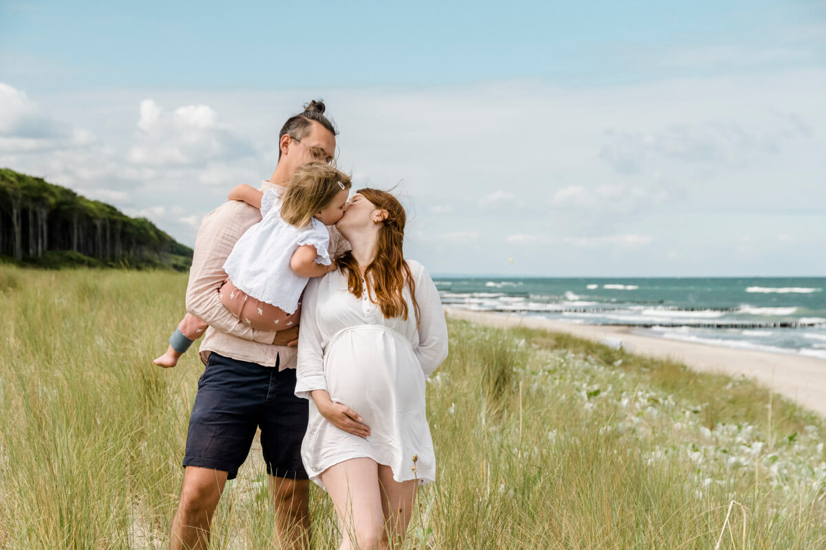Babybauch- und Familienfotos am Strand von Graal-Müritz an der Ostsee