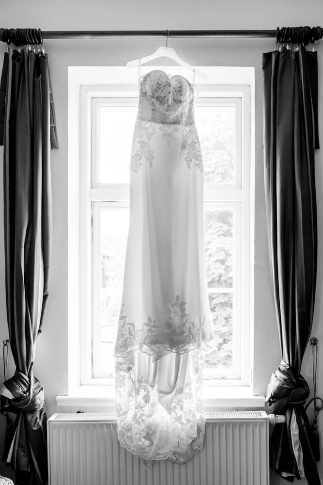 Brautkleid hängt vor dem Fenster.