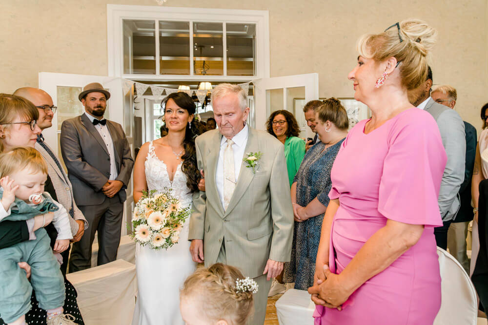 Der Papa bringt seine Tochter zur Hochzeit zum Bräutigam.