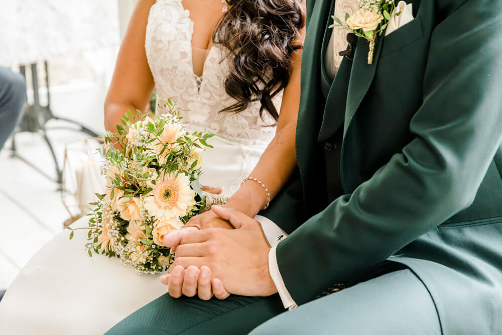 Braut und Bräutigam halten Hände
