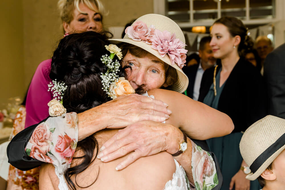 Oma beglückwünscht ihre Enkelin zur Hochzeit